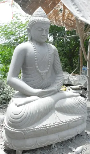 Artikelbild des Artikels “Sitzender Buddha aus Flussstein in Dhyana-Stellung - Geste der Meditation, H. 190 CM “